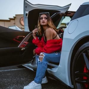 Meet your Posher, Adela